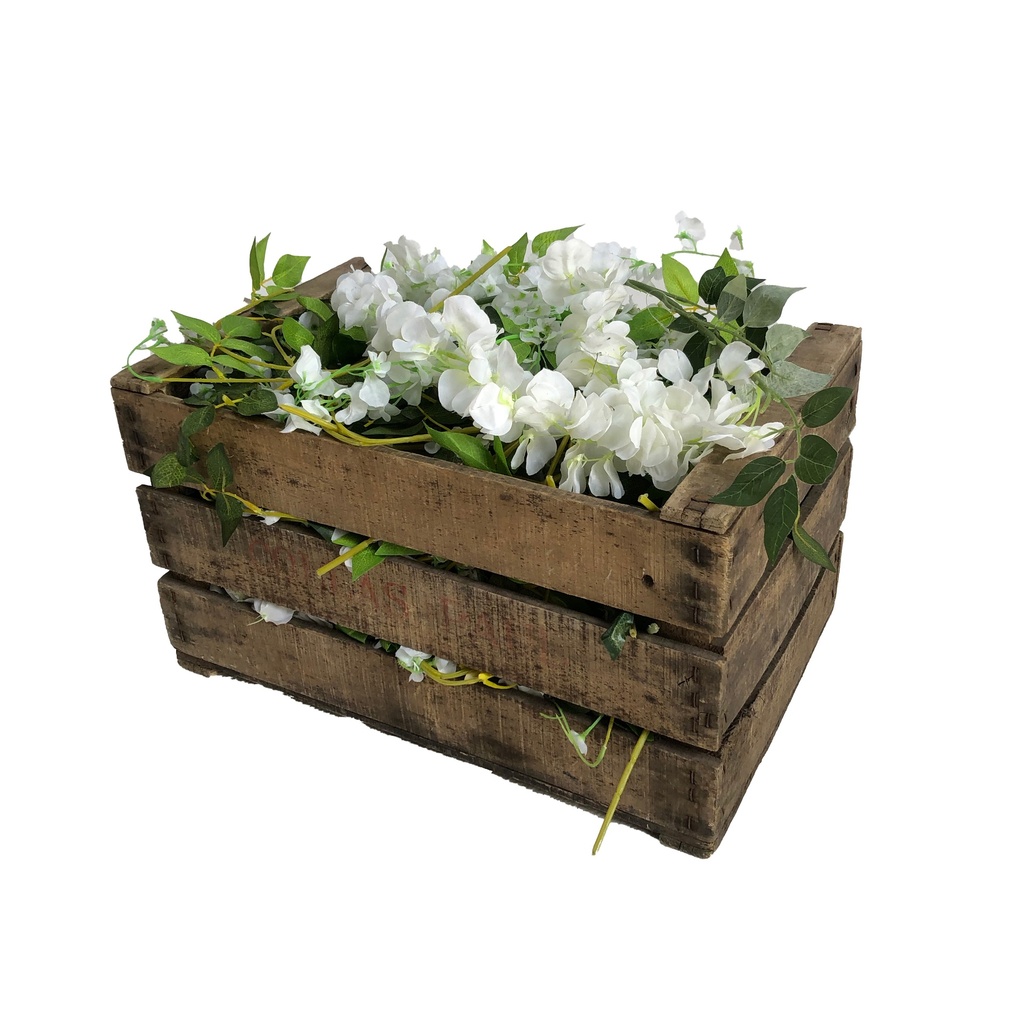 Caisse en bois avec fleurs blanches