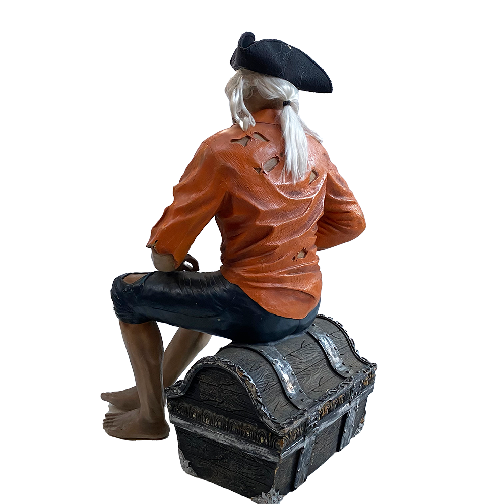 Pirate assis sur son trésor - 134cm