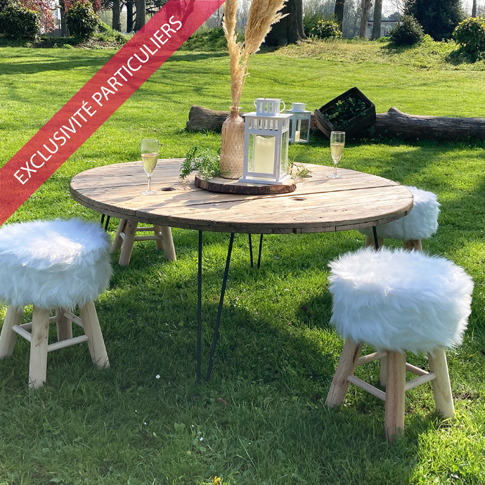 Tabouret en bois et fourrure blanche