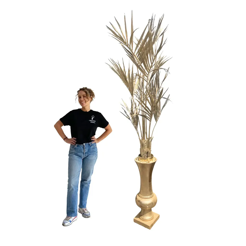 Vase avec plante dorée