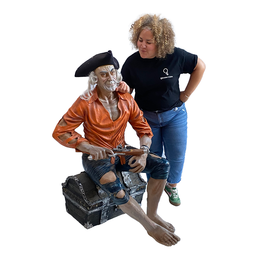 Pirate assis sur son trésor - 134cm
