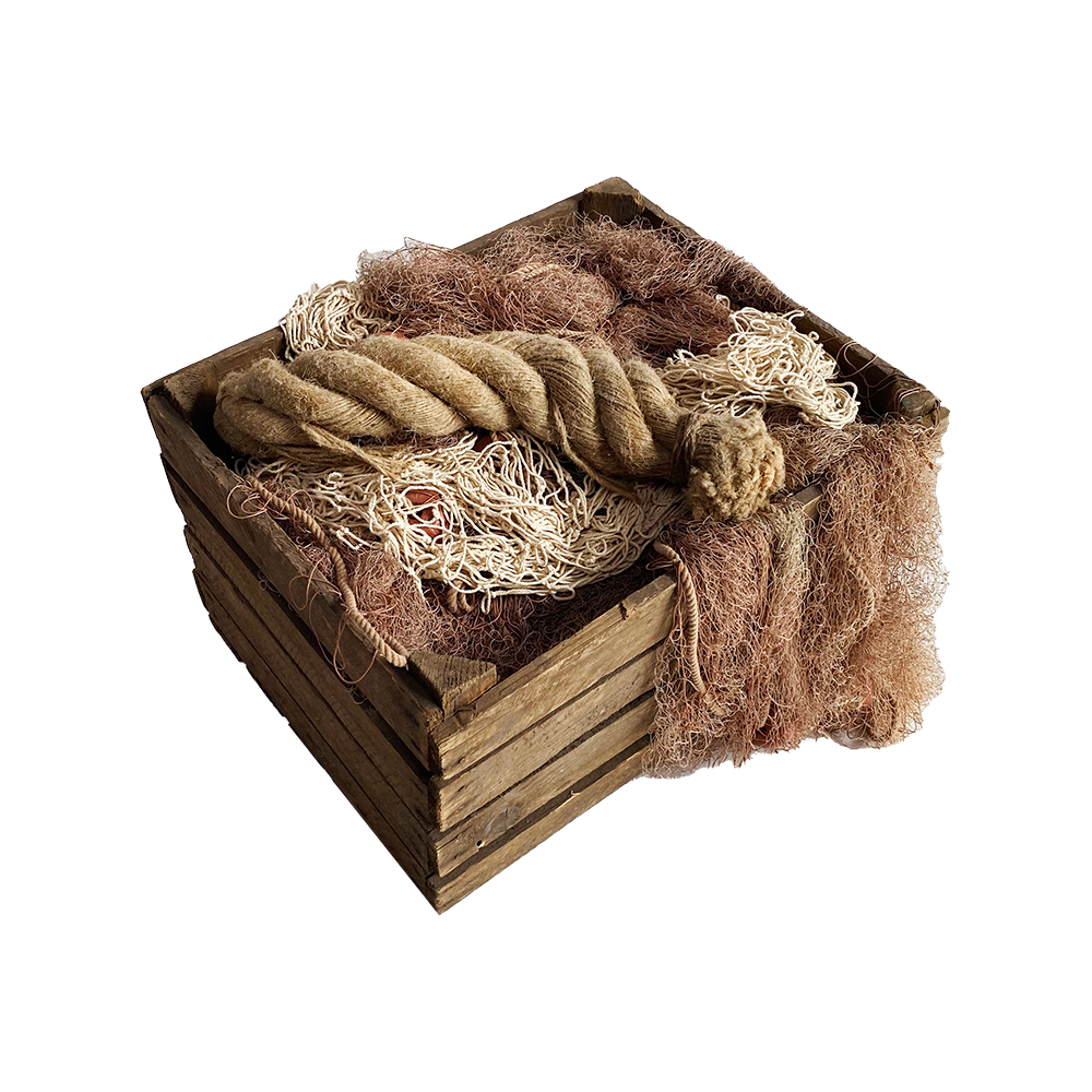 Caisse en bois avec filets de pêche