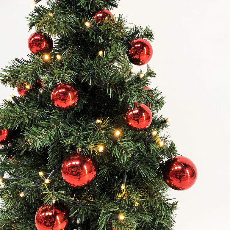 Sapin décoré boules rouges - Libérateur d'idées, Location décors événement